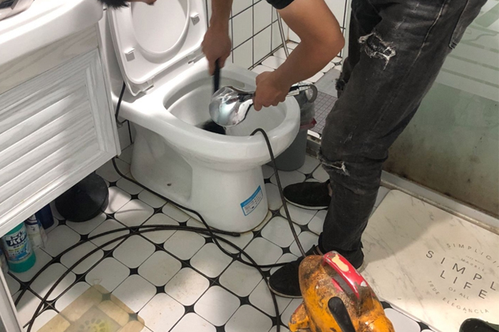 阳西马桶堵塞自己疏通还是找师傅？专业上门服务让你省时更省心